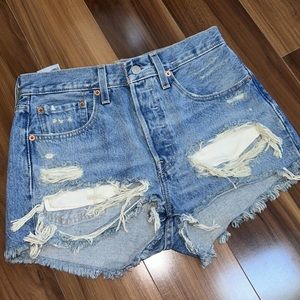 Size 26 Urban outfitters Levi’s 501 denim shorts